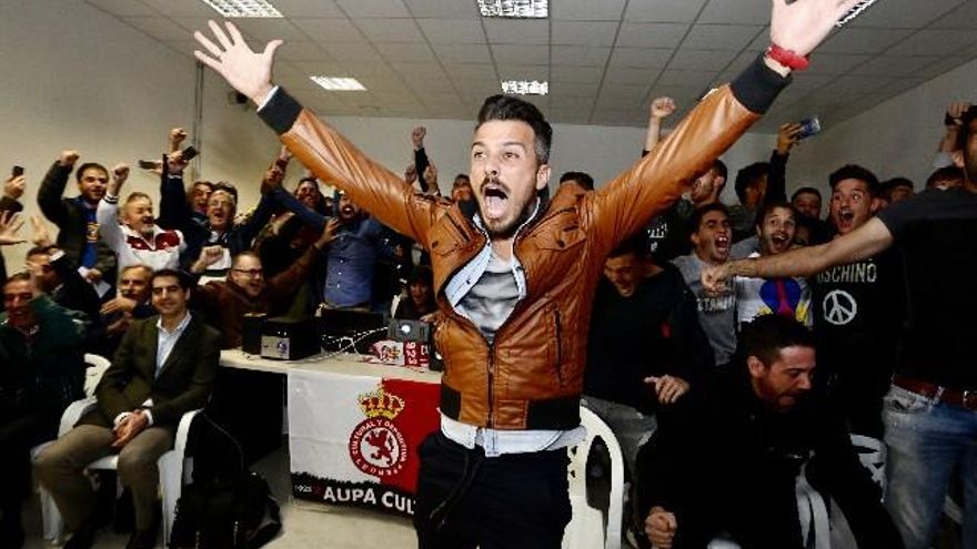 El entrenador de la Cultural y Deportiva Leonesa, Rubén de la Barrera, celebra el emparejamiento con el Real Madrid en la siguiente fase de la Copa del Rey. / Carlos S. Campillo / ICAL
