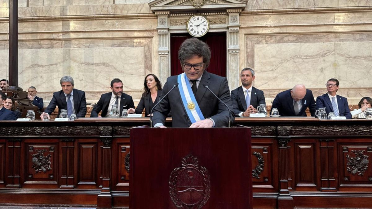 Milei, el año pasado, al presentar el proyecto de Presupuesto 2025 en el Congreso que luego fracasó.