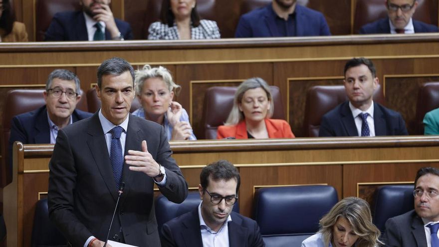 El jefe del Ejecutivo, Pedro Sánchez, interviene durante la sesión de control al Gobierno que se celebra este miércoles en el Congreso. EFE/ Javier Lizon