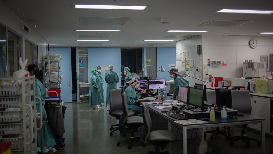 Personal sanitario trabaja en la Unidad de Cuidados Intensivos