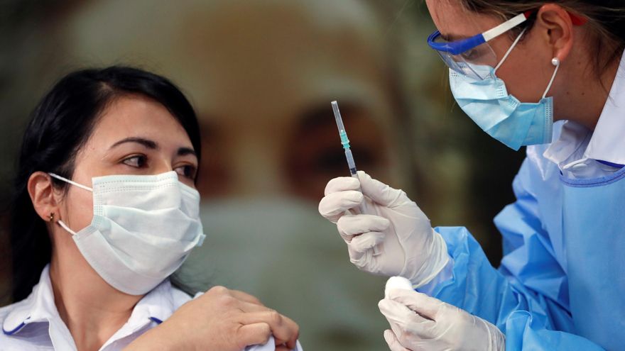 Fotografía de archivo en la que se registró a una mujer antes de ser vacunada contra la covid-19, en Bogotá (Colombia). EFE/Mauricio Dueñas