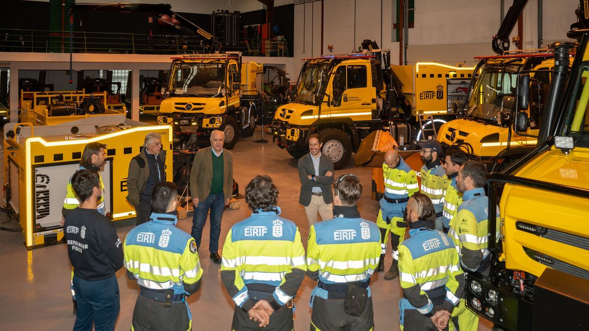 El consejero de Transición Ecológica y Energía del Gobierno de Canarias, Mariano Zapata (c), ha presentado este viernes las nuevas adquisiciones para los Equipos de Intervención y Refuerzo en Incendios Forestales (EIRIF) en la base de La Palma.