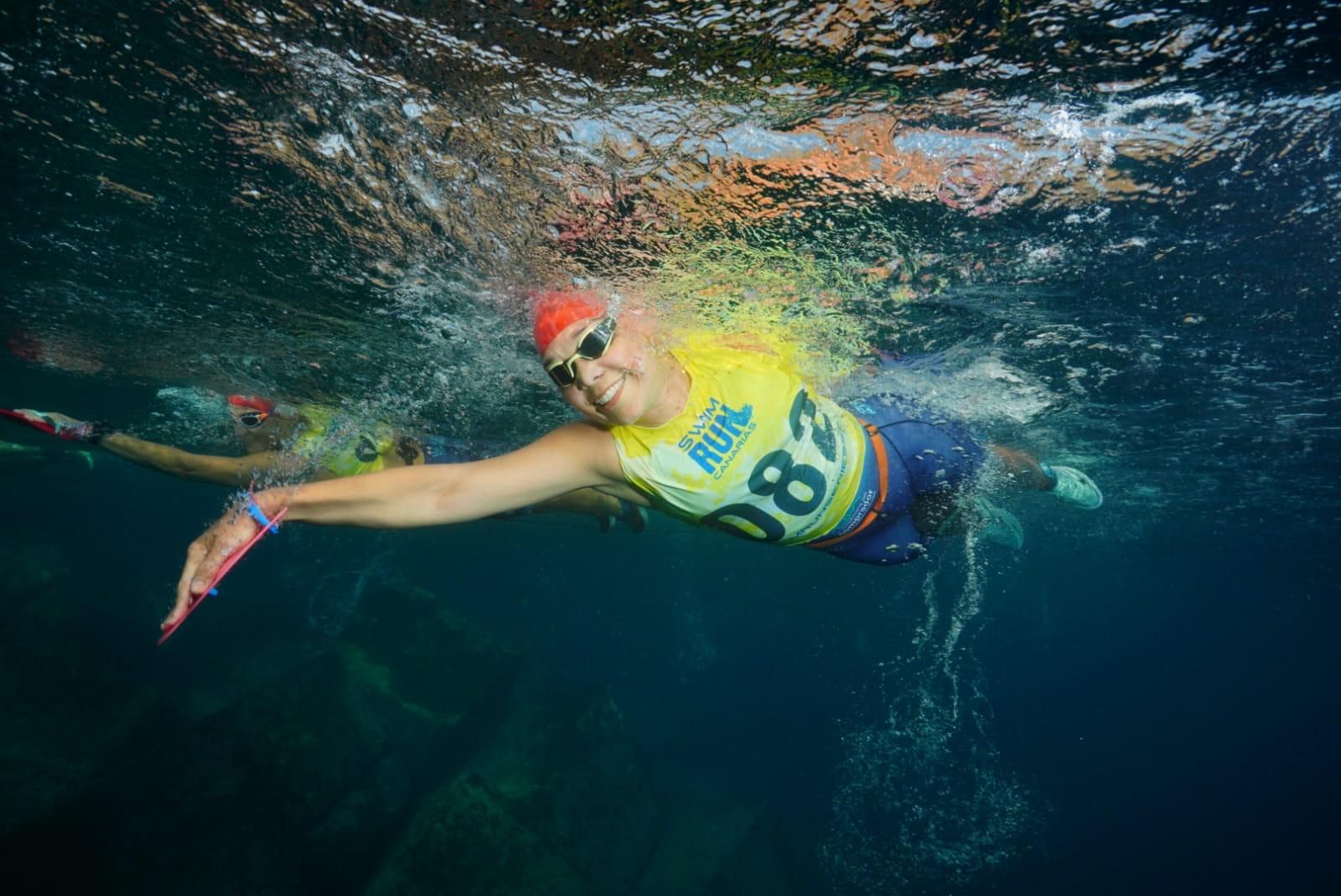 Un nadador en La Palma Swimrun.