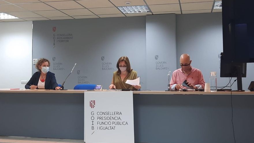 La consellera de Presidencia, Mercedes Garrido, la delegada del Gobierno en Baleares, Aina Calvo, y el presidente de la Felib, Toni Salas.