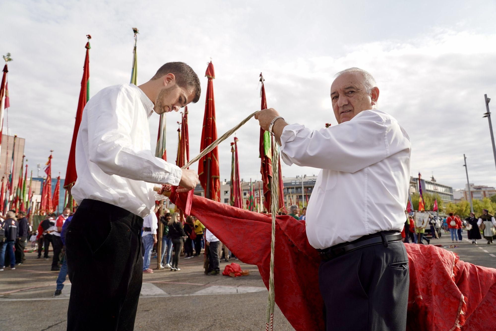 Preparando los pendones