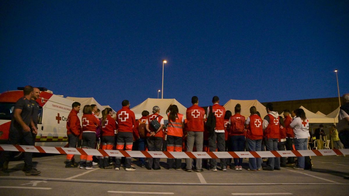 Personal de seguridad y emergencias, durante el simulacro en Garachico.