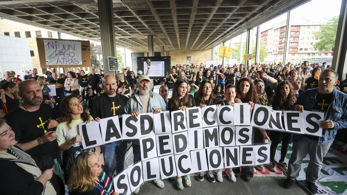 Un centenar de directores y directoras de centros de educación pública anunciaron su dimisión.