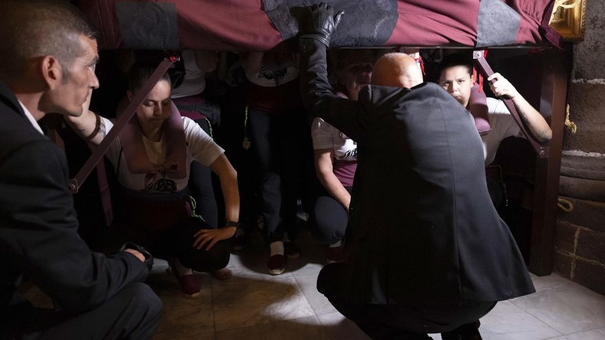 Las costaleras reciben las últimas órdenes antes de salir de la Iglesia de la Concepción de los capataces que acompañan y guían el paso durante toda la procesión, los hermanos Paco (d) y Leo (i) Cortés.