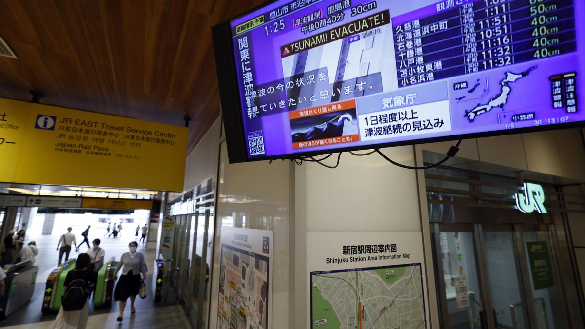Alerta de terremoto en una estación de tren en Japón.