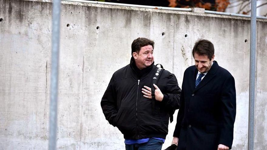 El exconcejal del PP en Majadahonda que destapó la Gürtel, José Luis Peñas, junto a su abogado