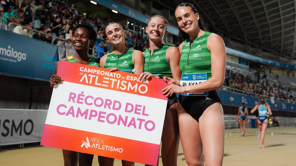 Carmen Avilés, junto a sus compañeras del relevo, tras lograr el oro y el récord