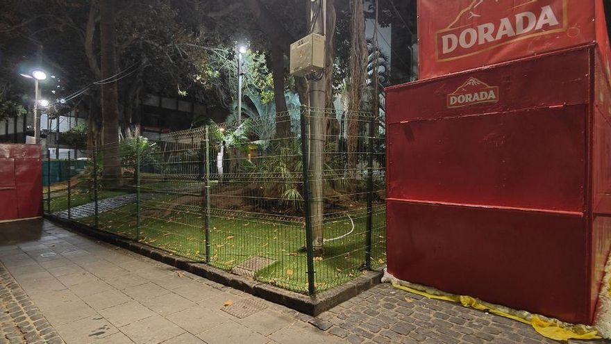 Quioscos de la plaza San Francisco, junto a los jardines, que han sido protegidos con vallas metálicas