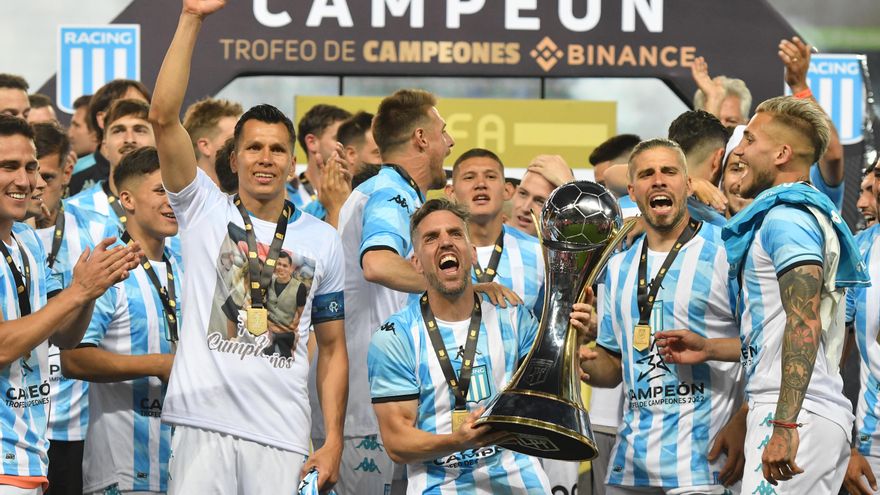 Racing levantó el Trofeo de Campeones tras un final de escándalo