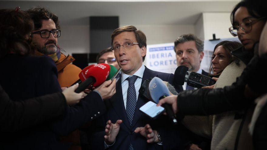 El alcalde de Madrid, José Luis Martínez-Almeida, atiende a los medios durante una visita a la promoción Iberia Loreto 1 en el distrito de Barajas