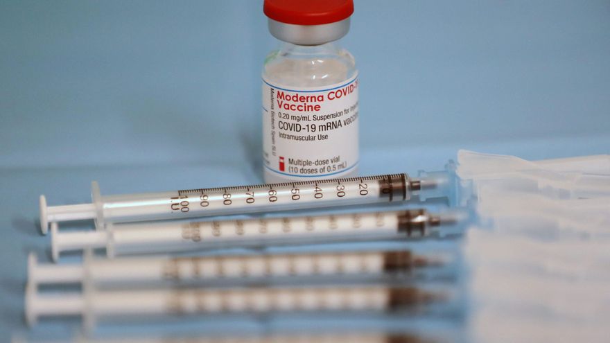 Imagen de archivo de vacunas de Moderna. EFE/J.L. Cereijido