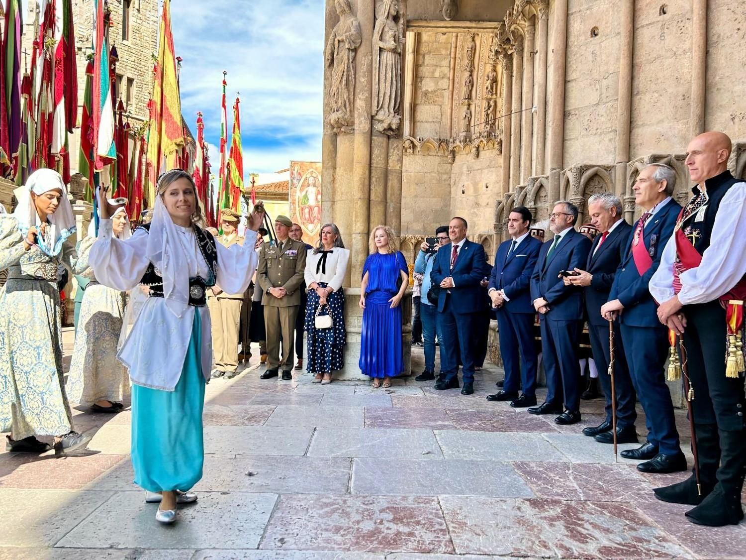 Las mozas Cantaderas entrando a la Catedral de León.