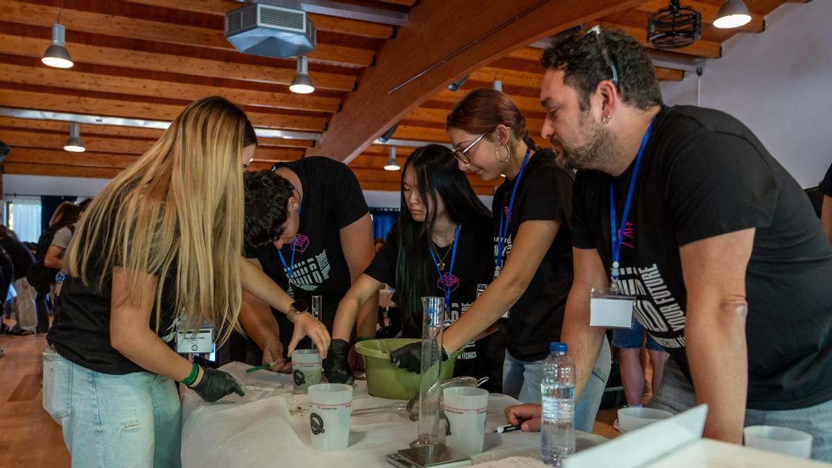 Cuatro alumnos de Veguellina compiten por fabricar el hormigón más resistente de España