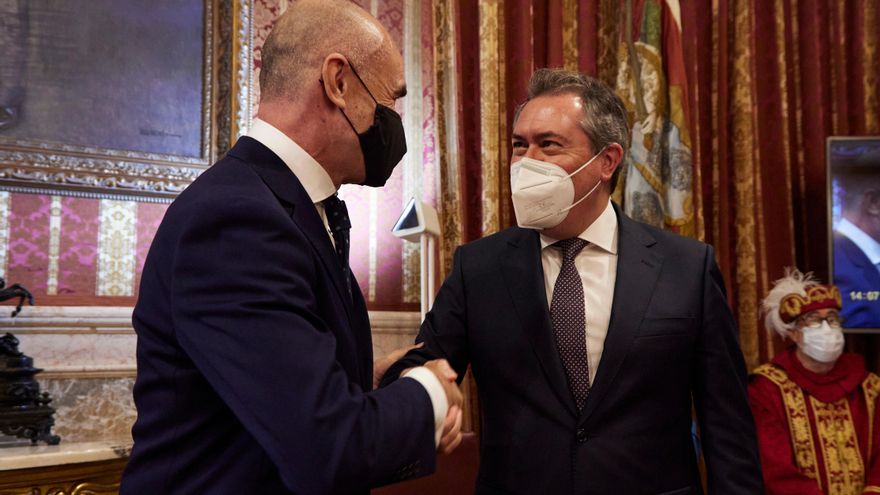 Antonio Muñoz saluda a su predecesor, Juan Espadas, en el salón de plenos.