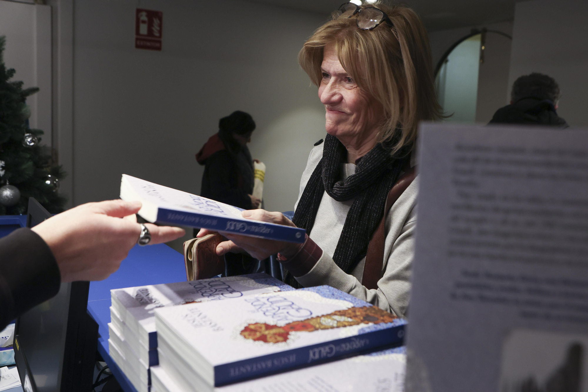 Los socios y socias pudieron llevarse a casa un ejemplar de la novela 'El aprendiz de Gaudí' de Jesús Bastante