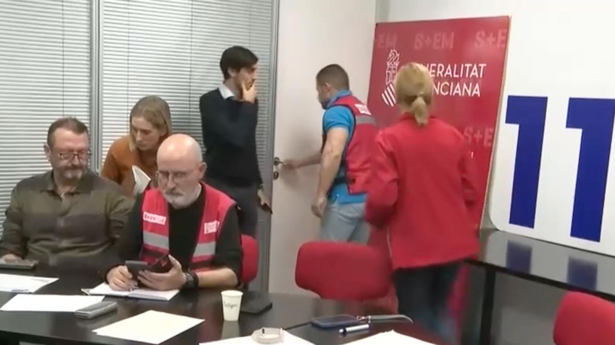 Pradas y Argüeso salen de la sala del Cecopi ante la mirada del asesor Marco Presa.