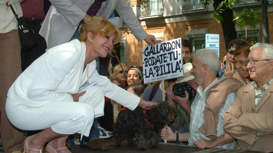 La baronesa Carmen Cervera acaricia un perro durante un concentración en el Paseo del Prado, un año antes de la acción con las cadenas, para exigir al alcalde de Madrid, Alberto Ruiz-Gallardón, que paralice el Plan Especial Recoletos-Prado, el 6 de mayo de 2006