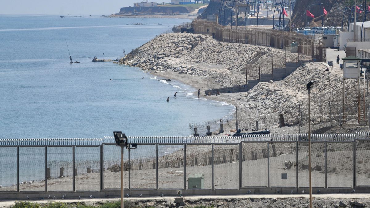 Archivo - Imagen del perímetro fronterizo en la playa del Tarajal, en Ceuta