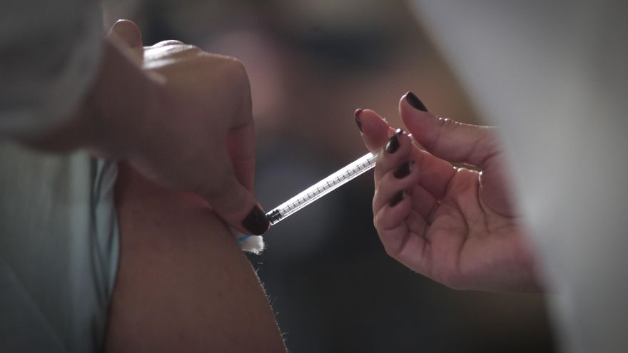Brasil es uno de los países más golpeados del mundo por la pandemia, con cerca de 580.000 muertes y 20,7 millones de casos, aunque la situación ha mejorado en las últimas semanas con el avance de la vacunación. EFE/André Coelho/Archivo