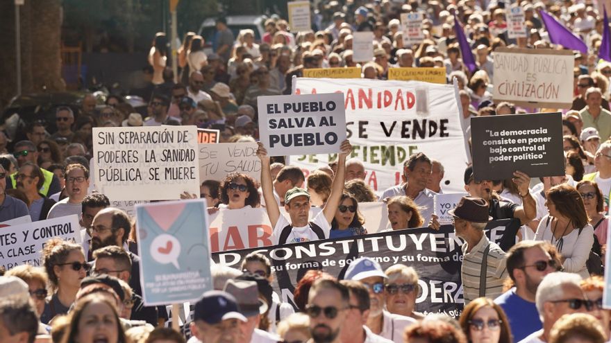 "Sin tarjeta no hay receta": miles de voces critican la "destrucción programada" de la sanidad pública por el Gobierno andaluz