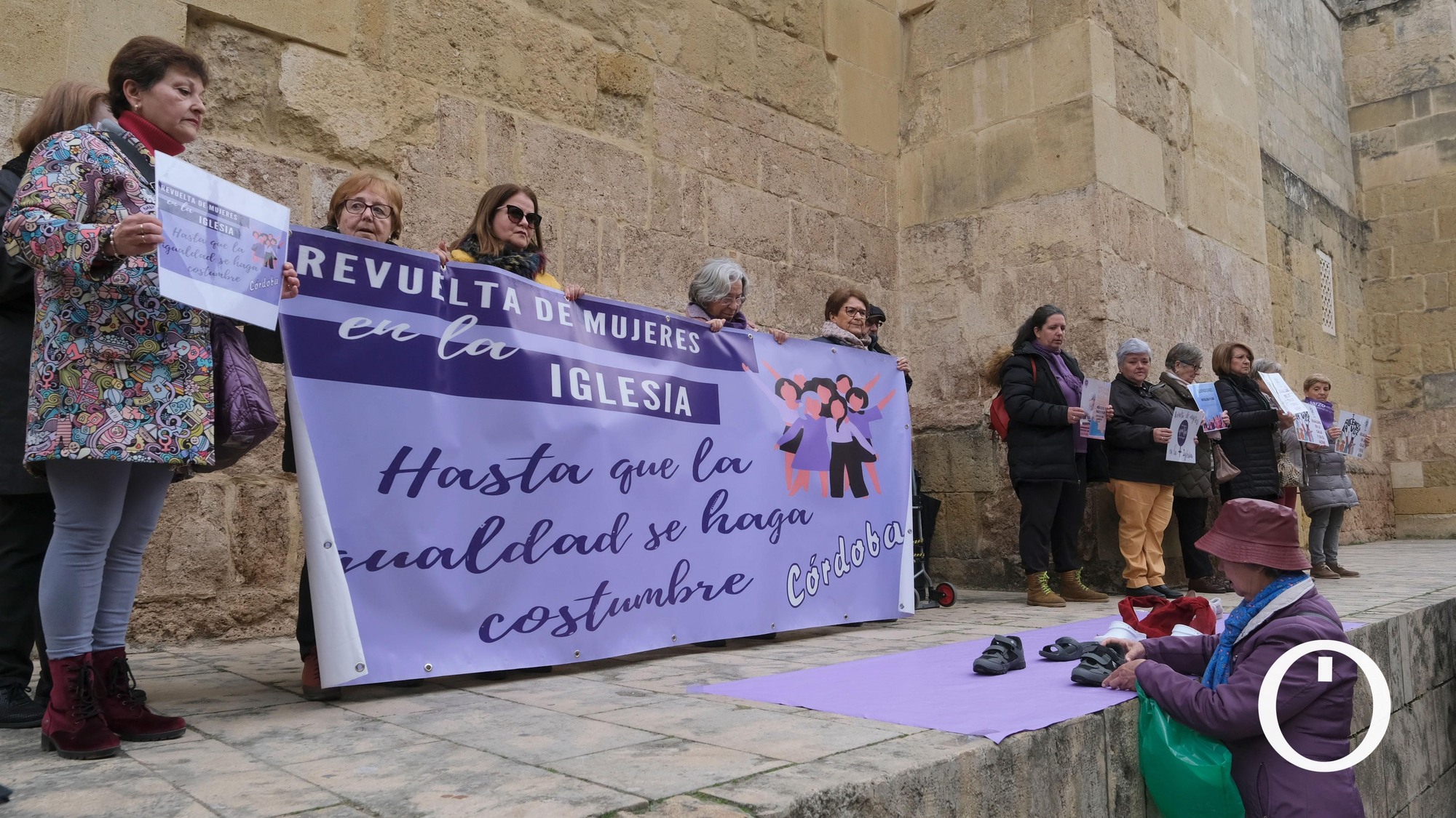 Concentración Revuelta de Mujeres en la Iglesia