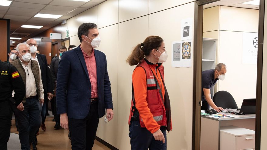 En la imagen, Sánchez durante su visita al Puesto de Mando Avanzado (PMA) en El Paso. EFE/ Miguel Calero