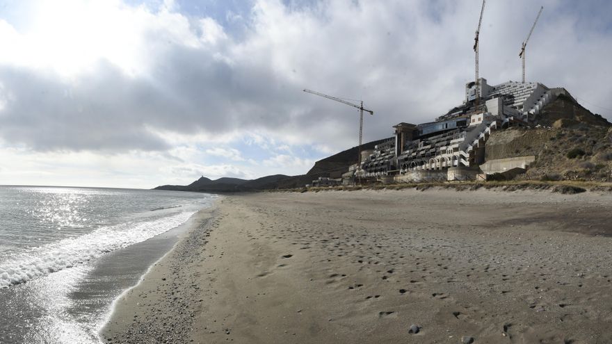 Ni abril ni julio de 2025: el Gobierno central y el andaluz incumplen las promesas de derribo de El Algarrobico