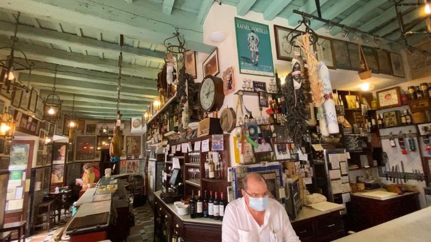 Luis, el actual propietario de Las Teresas, en la barra de esta histórica taberna