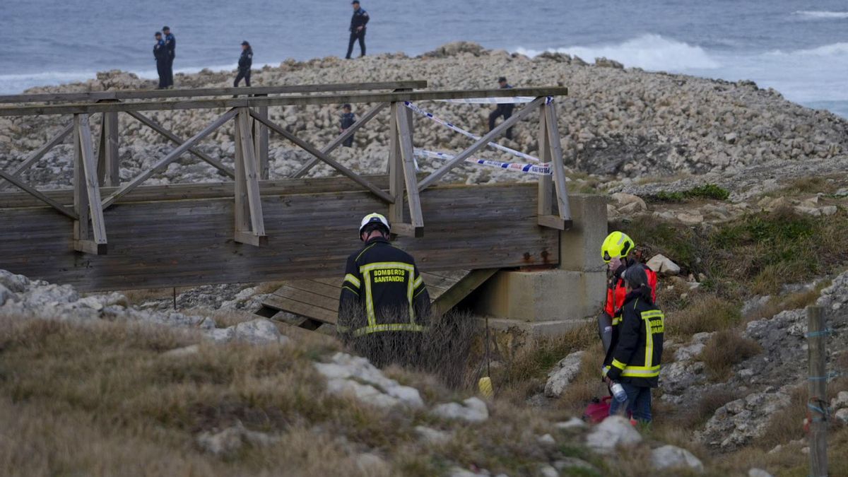 El Ayuntamiento de Santander precinta dos pasarelas similares a la que colapsó en El Bocal a petición de Costas