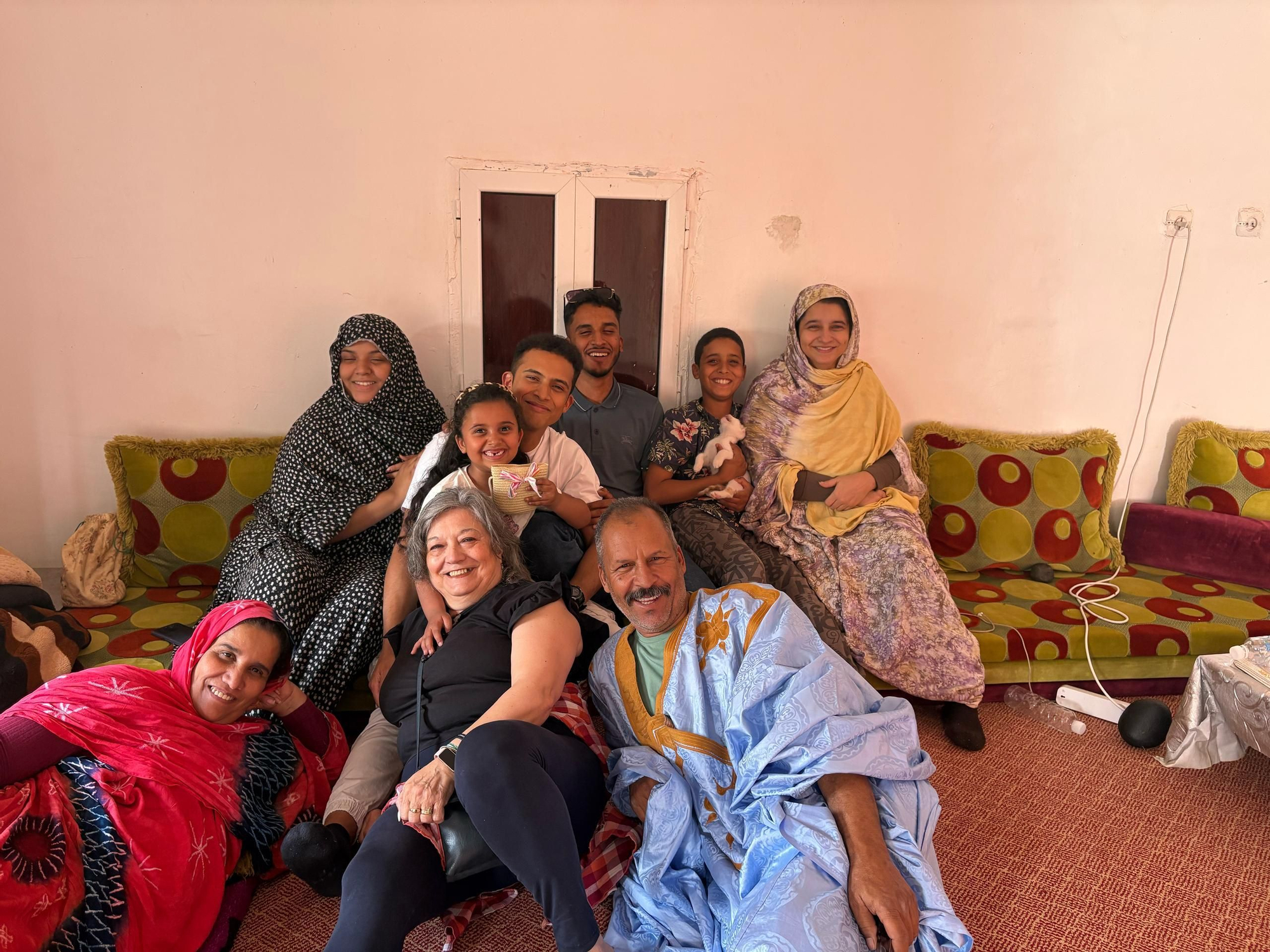 Buley Dadah con su familia biológica y su madre adoptiva