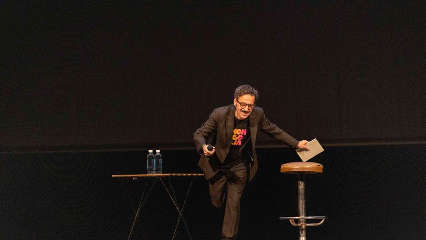 Darío Adanti durante el Show Mongolia en el Teatro Rosalía de Castro