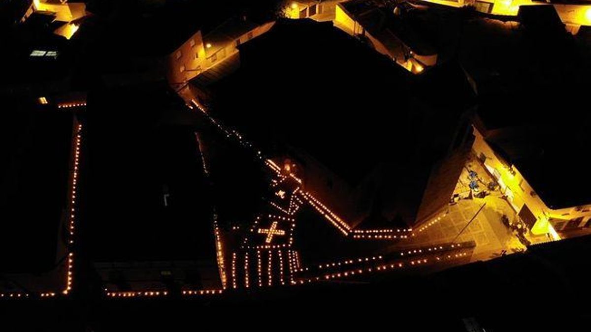 La localidad de Almedina iluminada por las velas en sus fiestas 'Almedina Mora'