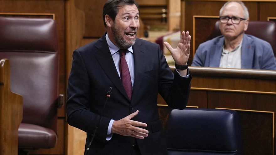 El ministro de transportes, Óscar Puente, durante su intervención este miércoles en el pleno del Congreso que celebra sesión de control al Ejecutivo. EFE/Borja Sanchez-Trillo