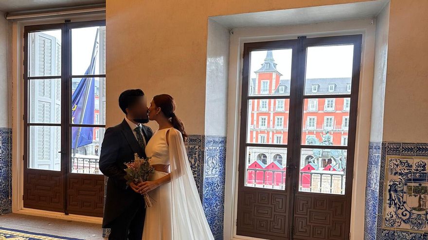 Casarse en la Plaza Mayor de Madrid: el lugar de moda para bodas en el que se dan el "sí, quiero" 300 parejas al año