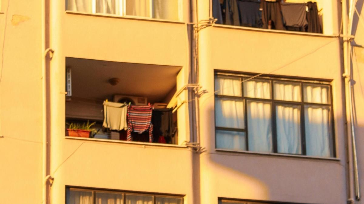 Tender la ropa en el balcón puede acarrear sanciones de hasta 1.500 euros
