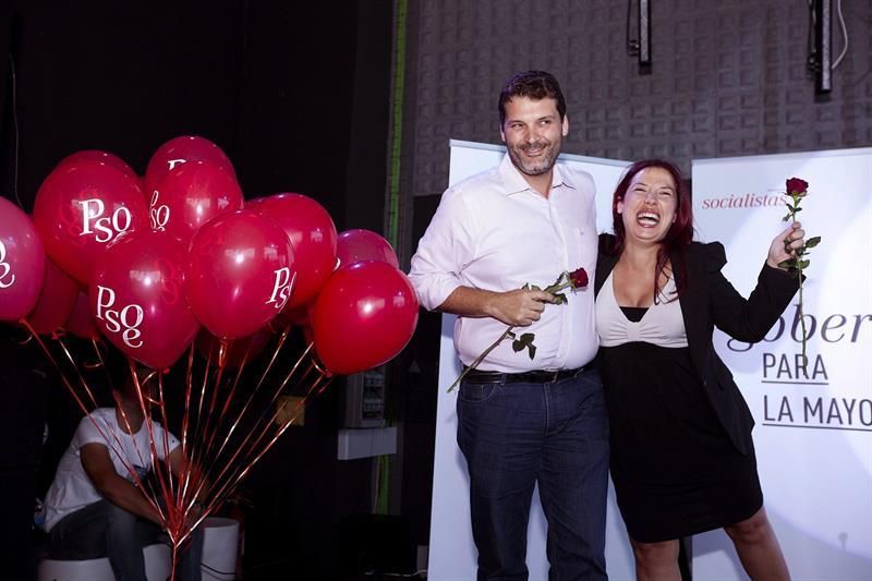 Patricia Hernández (d), acompañada por José Ángel Martín. (EFE/Ramón de la Rocha)