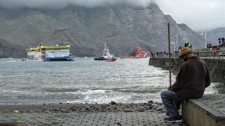 El ferry de Fred.Olsen encallado en Agaete aún con los pasajeros y la tripulación a bordo