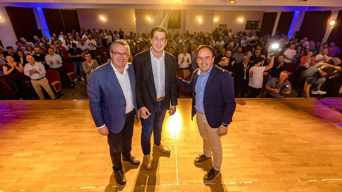 El alcalde de Polop. José Luis Susmozas (en el centro), acompañado por el presidente de la Diputación de Alicante, Toni Pérez, y por el 'número dos' del PP valenciano, Juan Francisco Pérez Llorca (a la derecha), en una imagen de archivo.