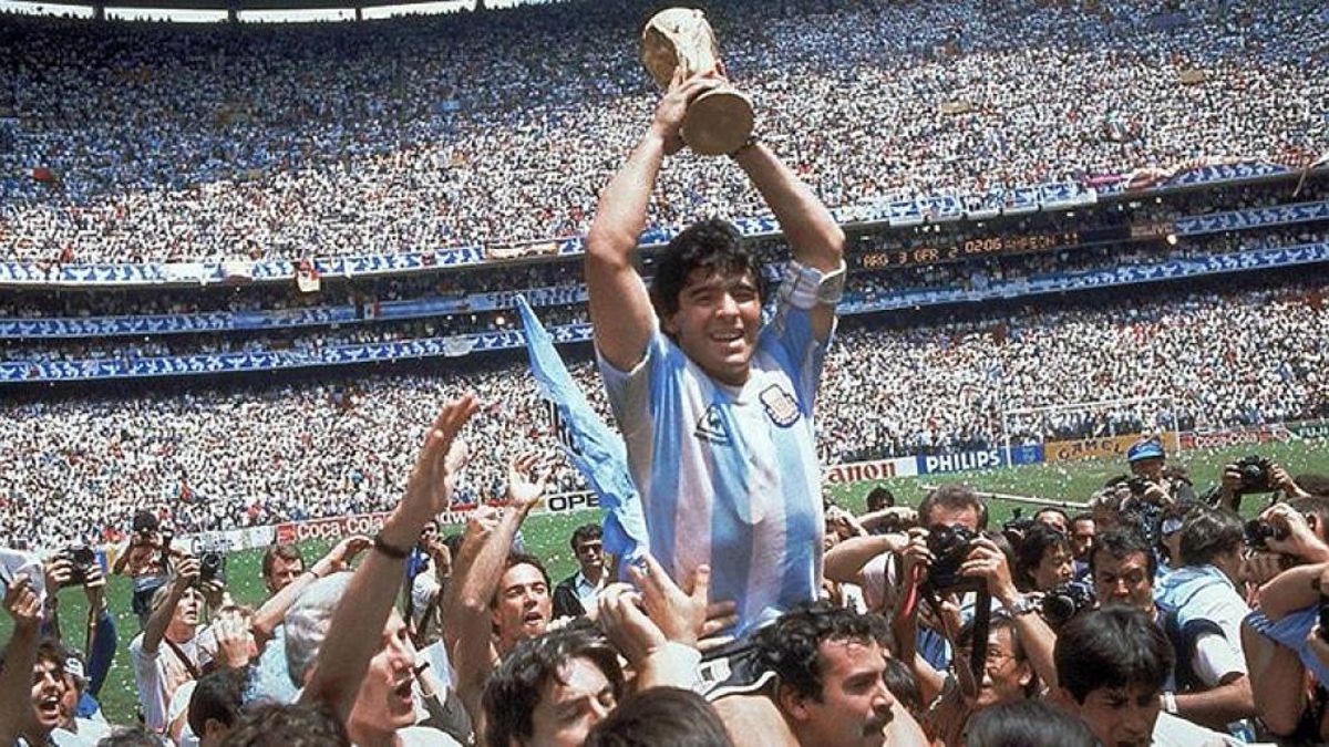 Maradona en lo más alto: capitán de la Selección que ganó México 86.