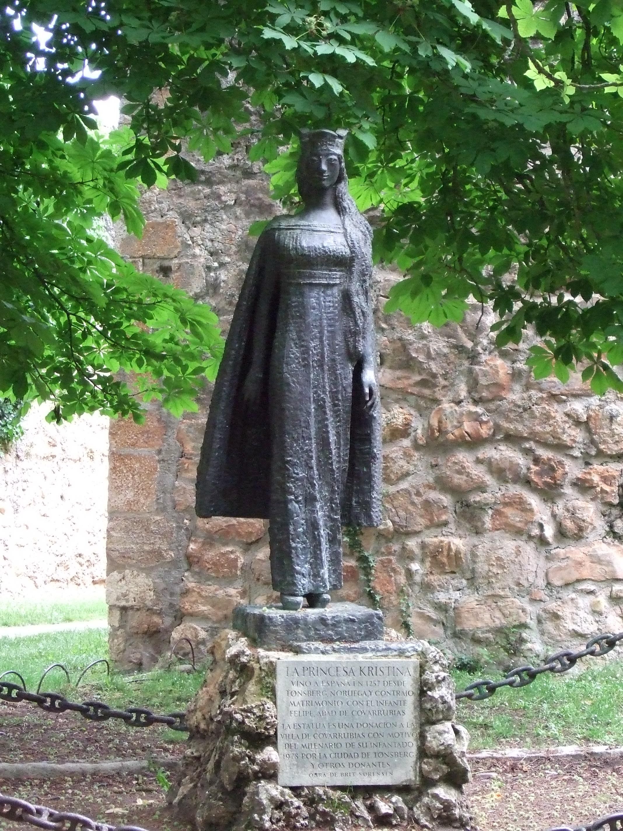 Estatua de la princesa Kristina de Noruega, enfrente de la Colegiata de Covarrubias, (Burgos, España).