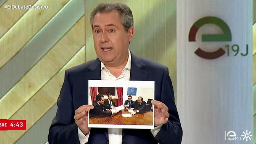 Espadas muestra una imagen de la firma del pacto entre PP y Vox.