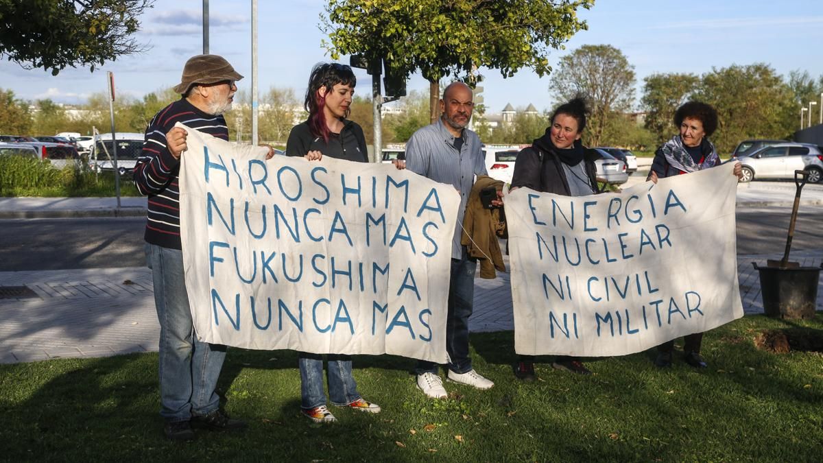 Plantación de un nuevo ginkgo en Miraflores y concentración al cumplirse 15 años del accidente nuclear de Fukushima