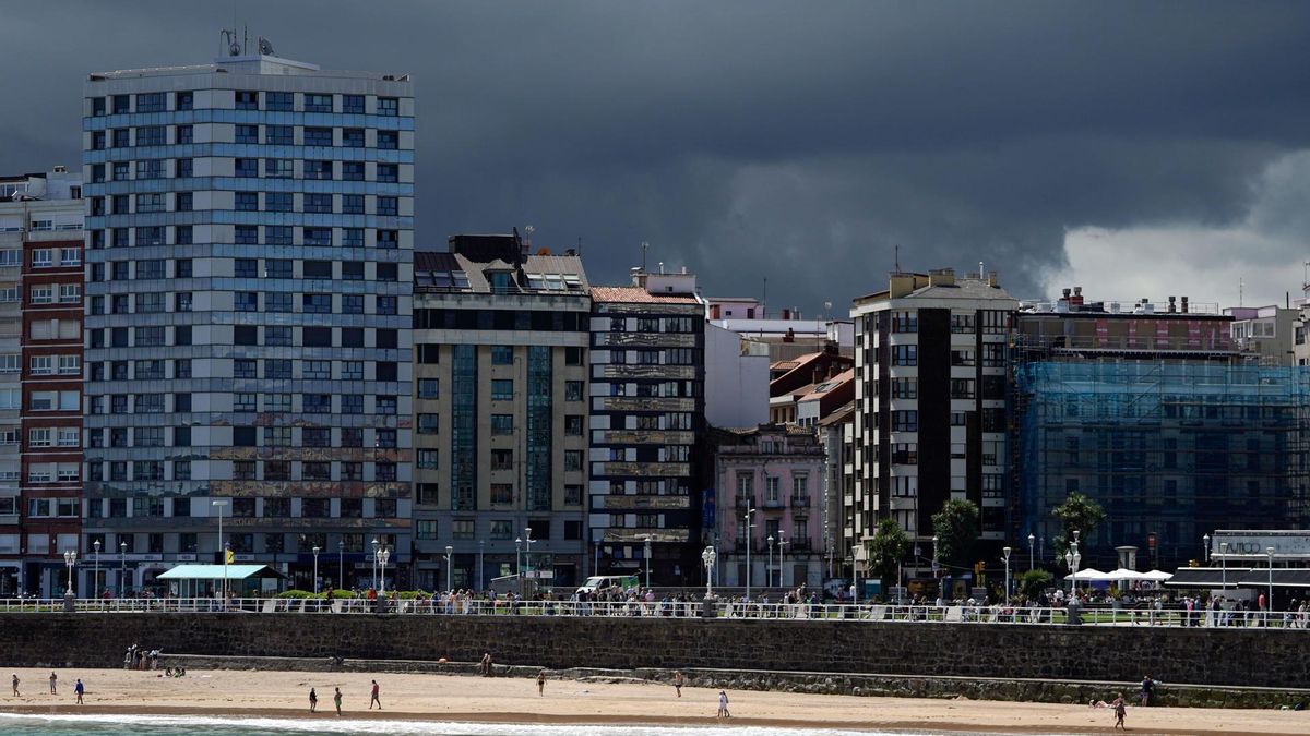 Edificios en la playa de San Lorenzo, en Gijón