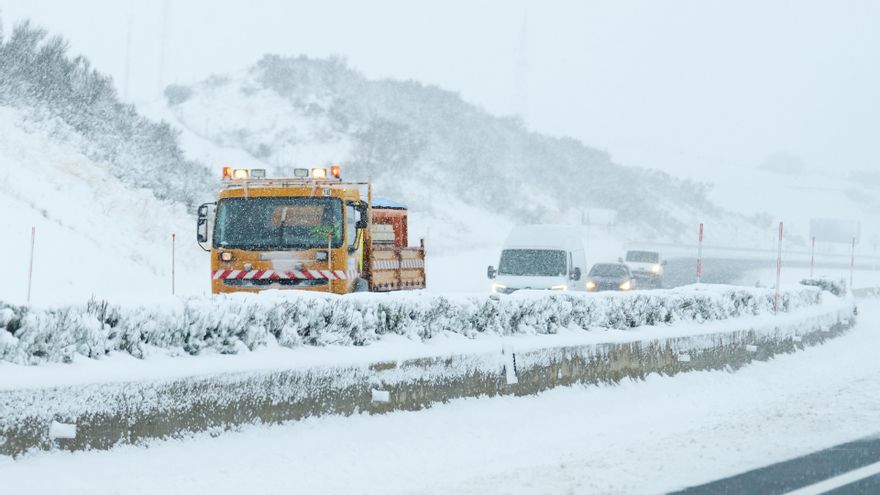 Una máquina quitanieves aparta la nieve de la carretera, en Cantabria