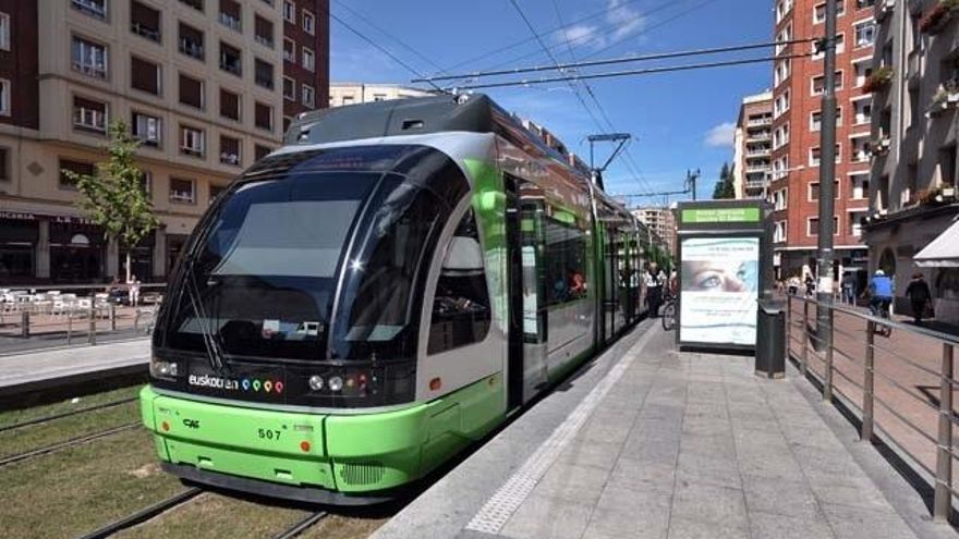 Euskotren lleva más de ocho meses sin solucionar errores en la aplicación para cargar la tarjeta de transportes de Vitoria