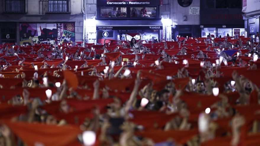 Pamplona ha despedido esta medianoche, en el mismo lugar en el que empezaron, los Sanfermines más esperados por sus vecinos después de que la pandemia impidiera celebrarlos en 2020 y 2021. Distintos puntos del Casco Viejo han acogido a miles de personas para disfrutar de los últimos minutos del programa oficial de estas fiestas antes de desanudar los pañuelos rojos del cuello y entonar el "Pobre de mí" mientras ondeaban sobre las cabezas la telas rojas y velas encendidas. Una abarrotada plaza del Ayuntamiento y otros espacios próximos, como la plaza del Castillo, han servido de escenarios para poner el punto final a los Sanfermines de 2022, nueve días ininterrumpidos de fiesta que al mediodía del 6 de julio desató el chupinazo lanzado por el exfutbolista Juan Carlos Unzué.     EFE/ Rodrigo Jimenez